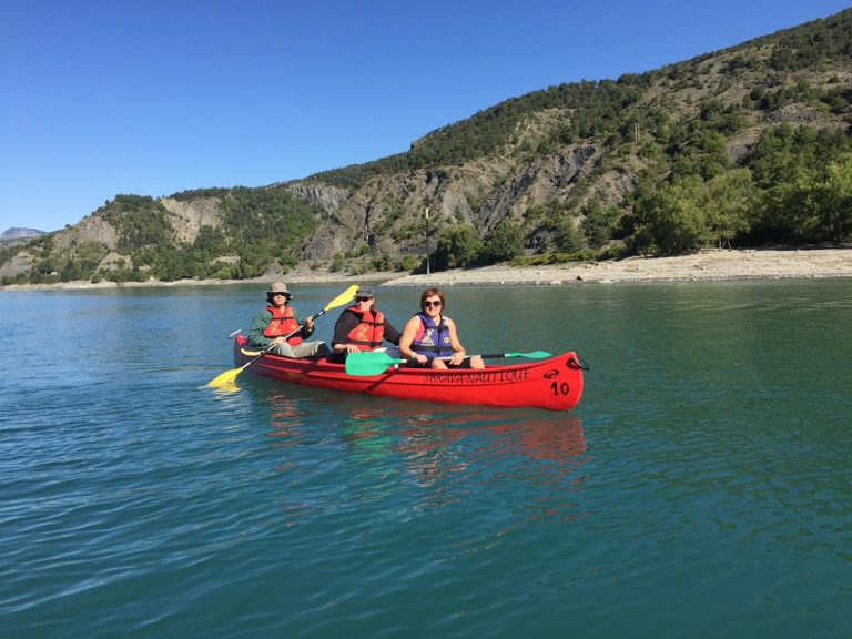 Un canoë 3 places sur le lac de Serre-Ponçon