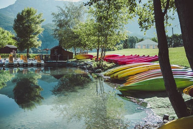 kayak sur la berge de Serre-Ponçon